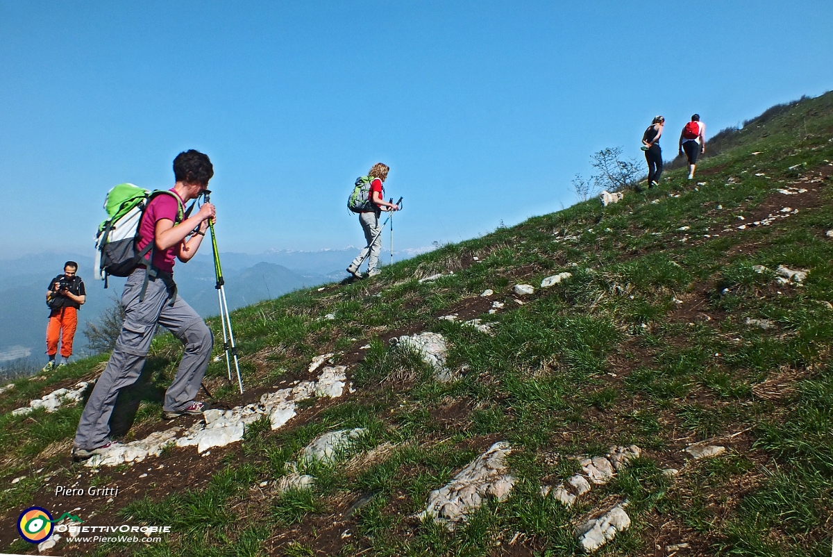 18 sul pratone verso la cima....JPG